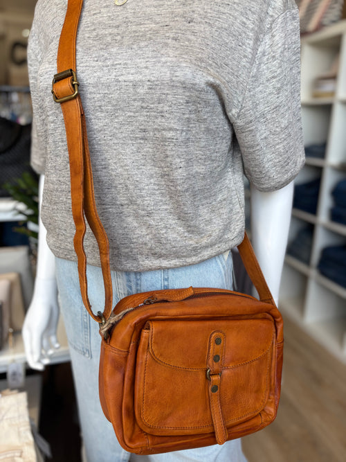 INEZ CROSSBODY COGNAC